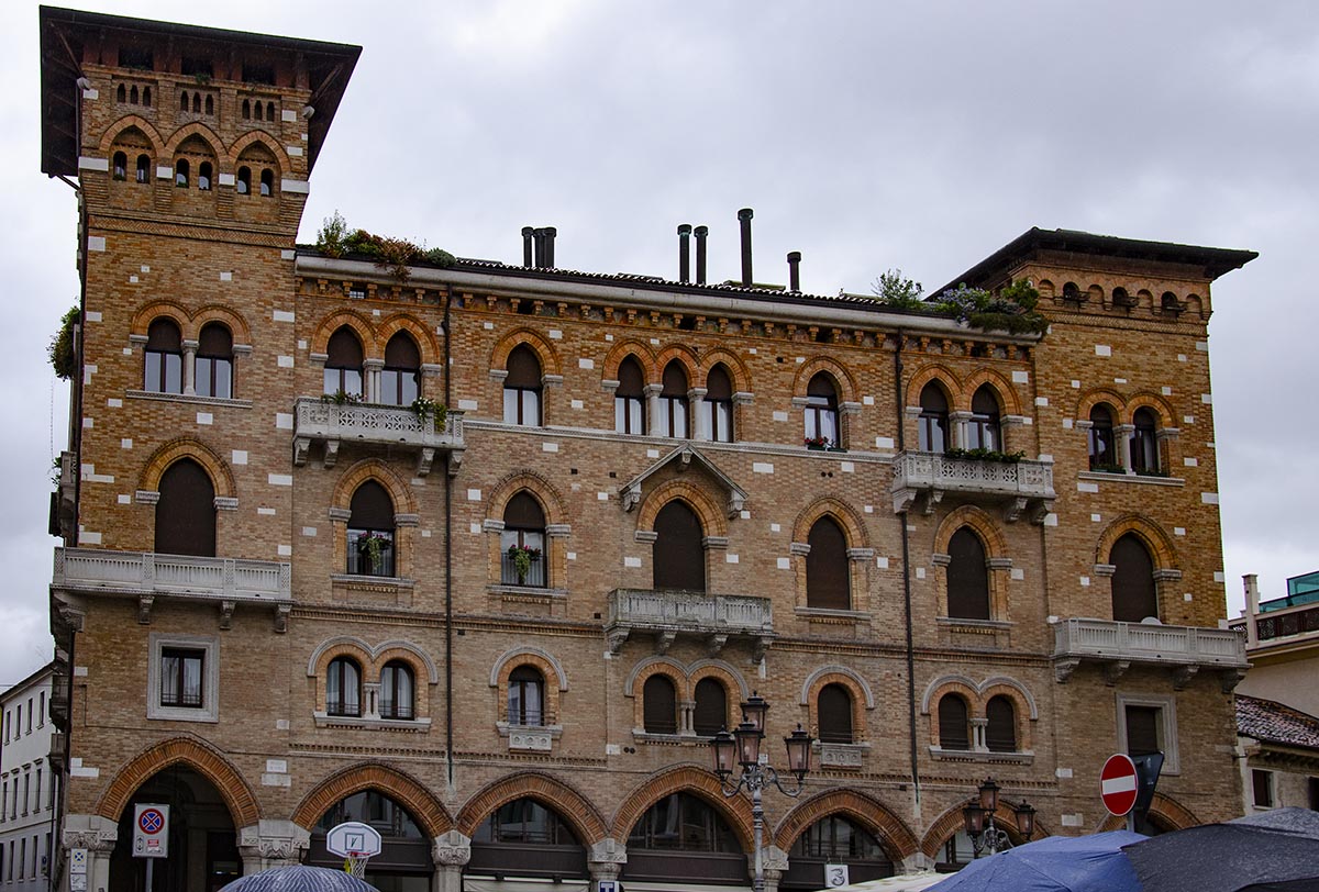 an der Piazza San Vito